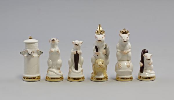 Schachspiel-Figuren Mäuse weiß Frösche braun