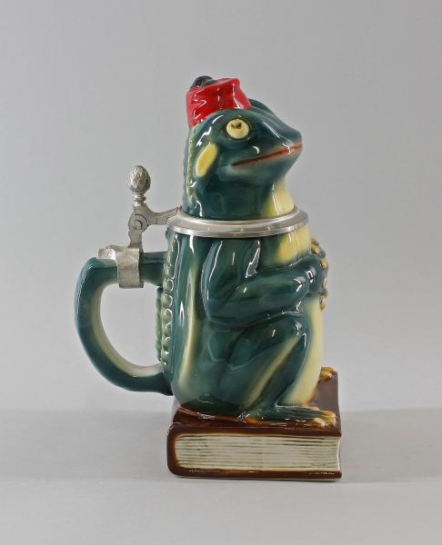 Bierkrug Frosch auf Buch dunkel