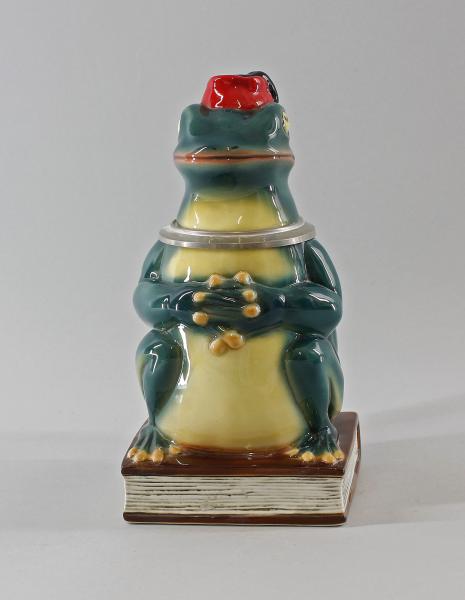 Bierkrug Frosch auf Buch dunkel