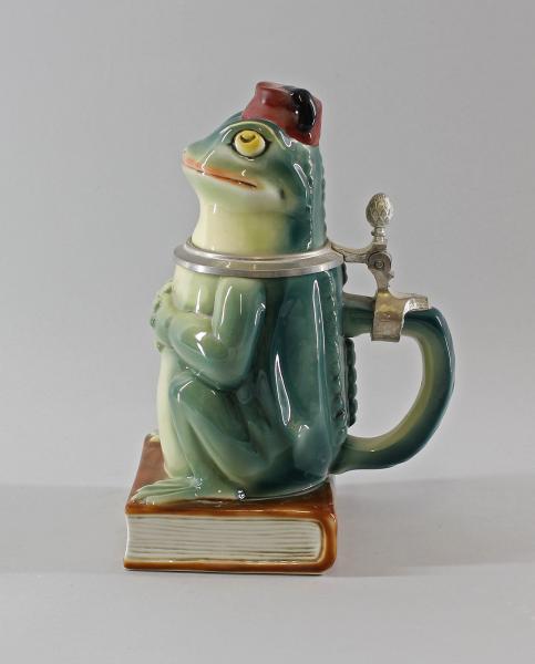 Bierkrug Frosch auf Buch hell