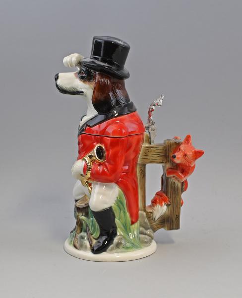 Figuren-Bierkrug Jagdhund als Jäger "Fox Hound" mit Goldhorn