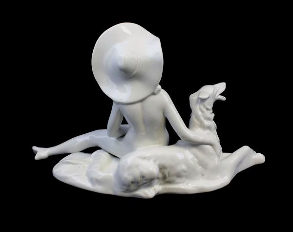 Badedame mit Hund weiss