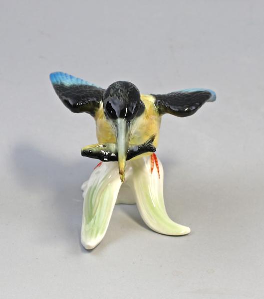 blaugelber Eisvogel fliegend Fisch