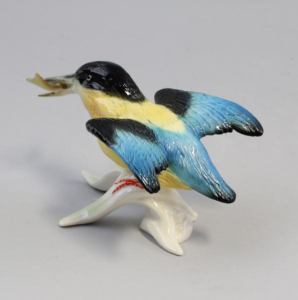 blaugelber Eisvogel fliegend Fisch