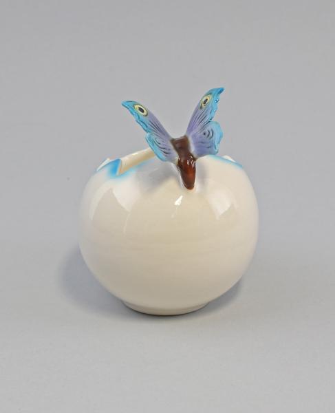 Eischale groß mit Schmetterling blau