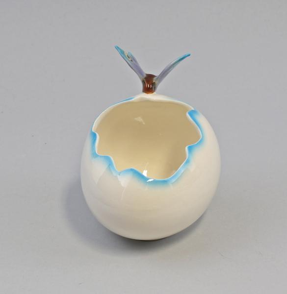 Eischale groß mit Schmetterling blau