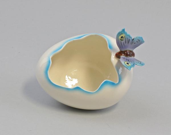 Eischale groß mit Schmetterling blau