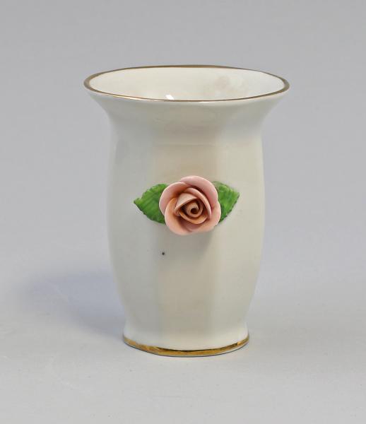 Vase mit Belag und Goldrand, beschädigt