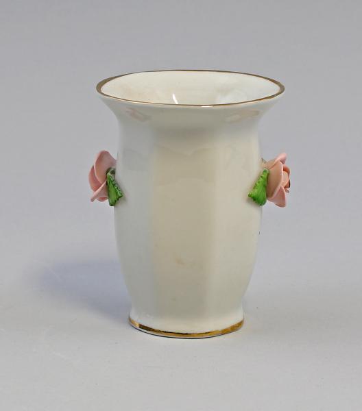 Vase mit Belag und Goldrand, beschädigt