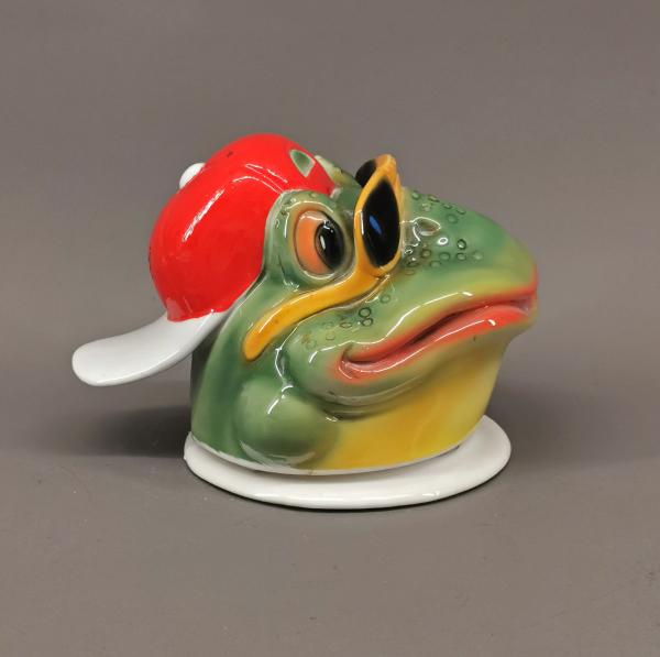 Briefbeschwerer Echse / Frosch mit Brille und Basecap ungemarkt