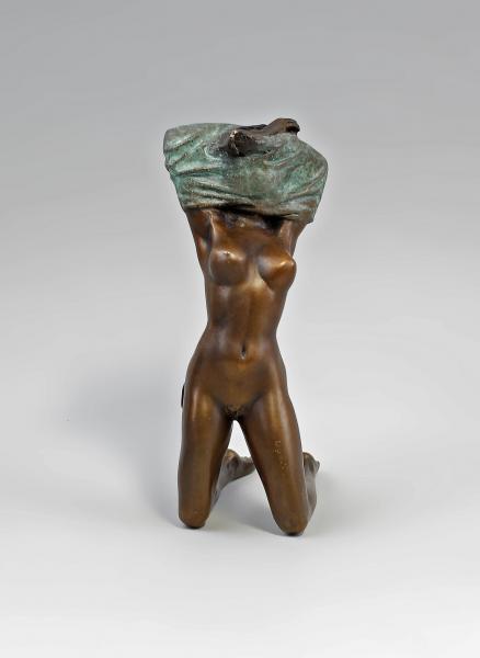 Bronze Skulptur einer sich entkleidenden Frau