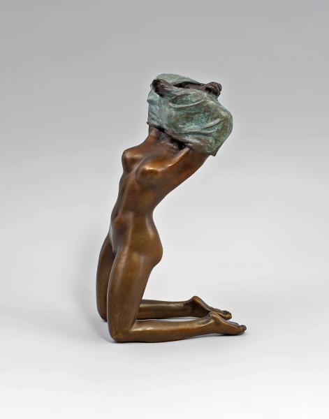 Bronze Skulptur einer sich entkleidenden Frau