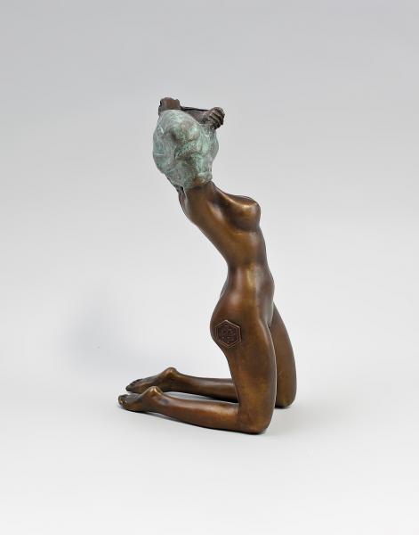 Bronze Skulptur einer sich entkleidenden Frau