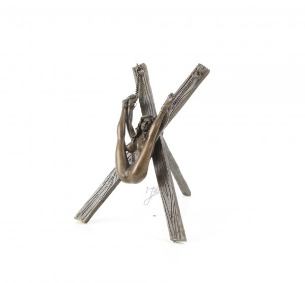 Bronze erotische Nackte am Kreuz