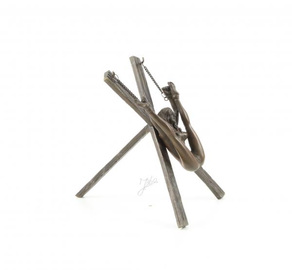 Bronze erotische Nackte am Kreuz