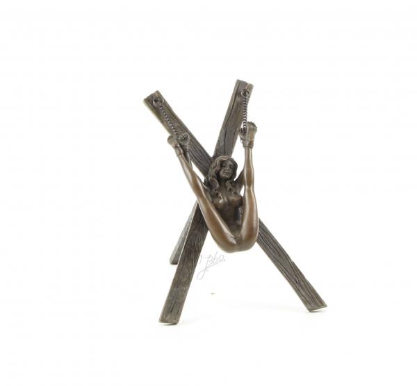 Bronze erotische Nackte am Kreuz