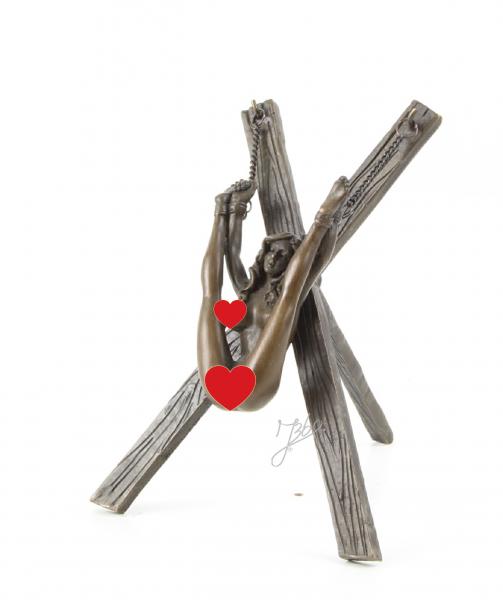 Bronze erotische Nackte am Kreuz