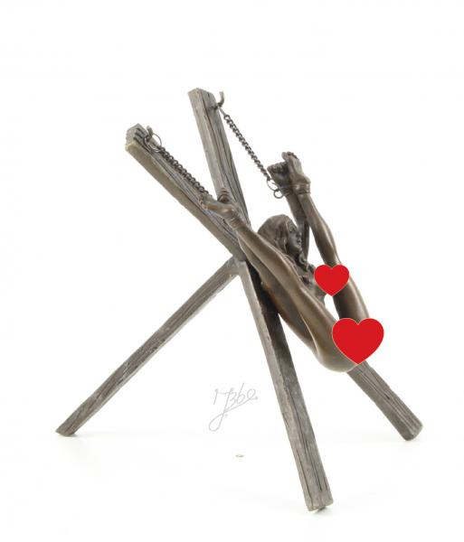Bronze erotische Nackte am Kreuz