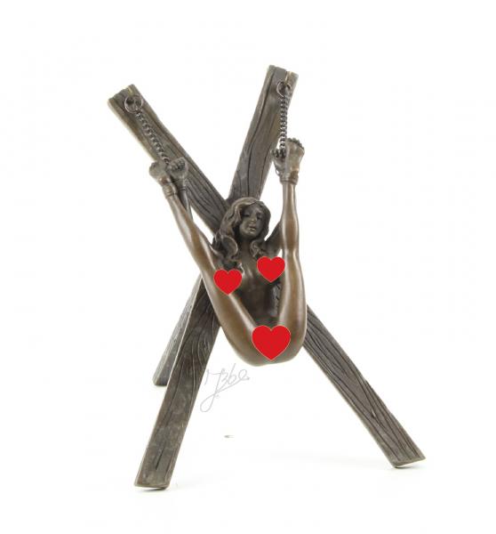 Bronze erotische Nackte am Kreuz