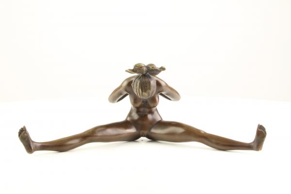 Bronze Skulptur nackte Frau turnend