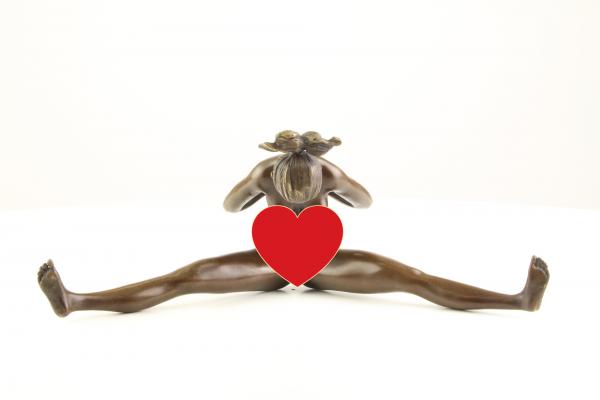 Bronze Skulptur nackte Frau turnend