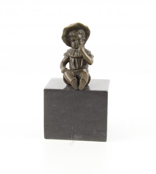 Bronze Skulptur kleines Mädchen sitzend