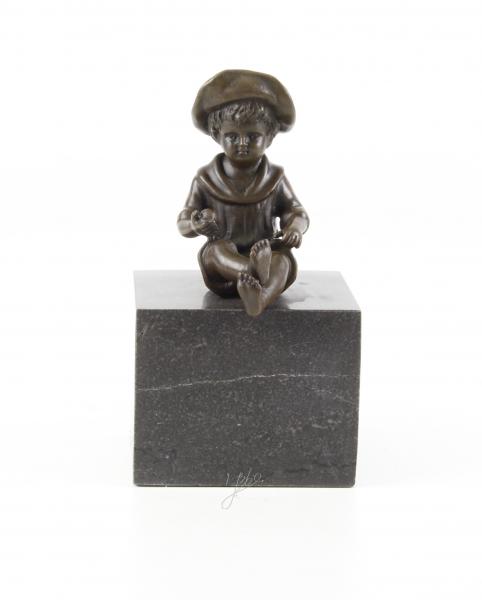 Bronze Skulptur kleiner Junge sitzend