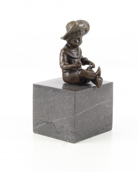 Bronze Skulptur kleiner Junge sitzend