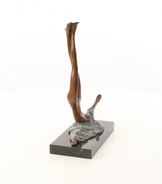 Bronze Skulptur Turner Akt "Tarnung"