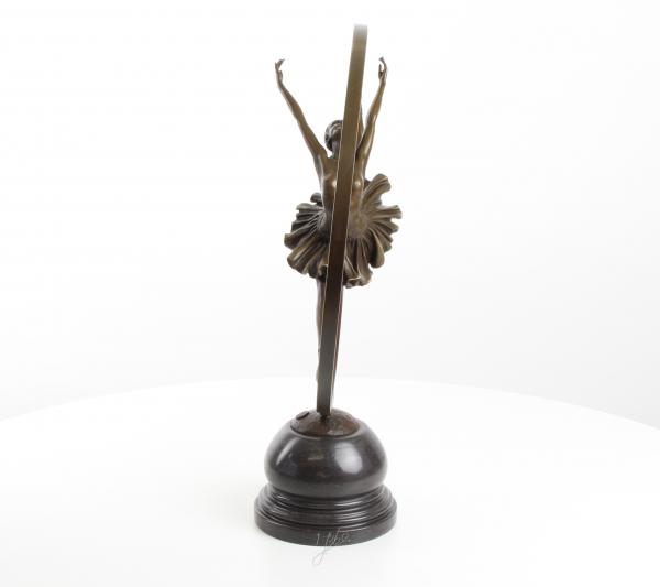 Figur einer Ring-Tänzerin