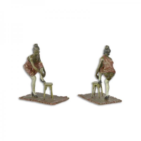 Bronze Skulptur Dame zieht sich Strümpfe an