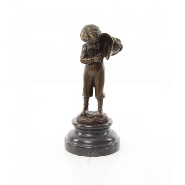 Bronze Skulptur Junge zündet Zigarette an