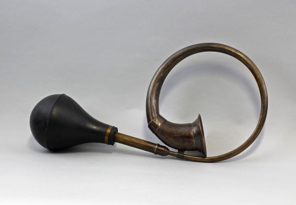 Nostalgisches oldtimer Horn Messing brüniert