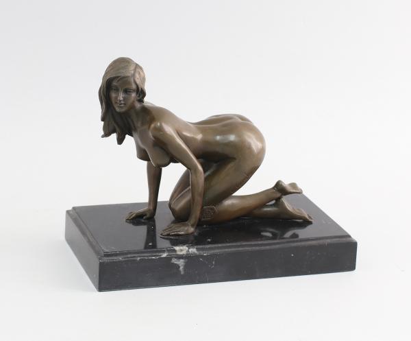 Bronze Figur Nackte knieend