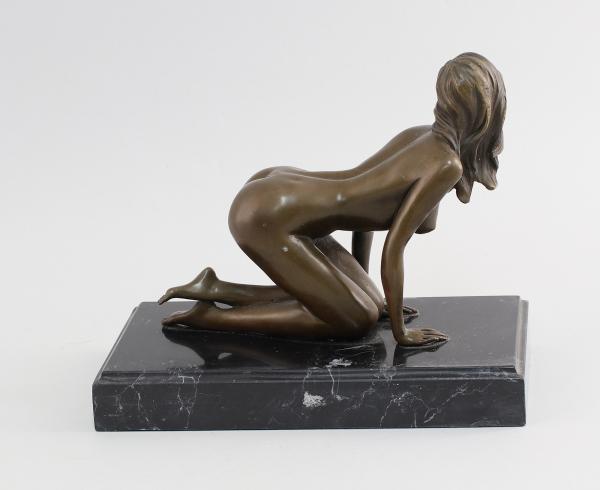 Bronze Figur Nackte knieend