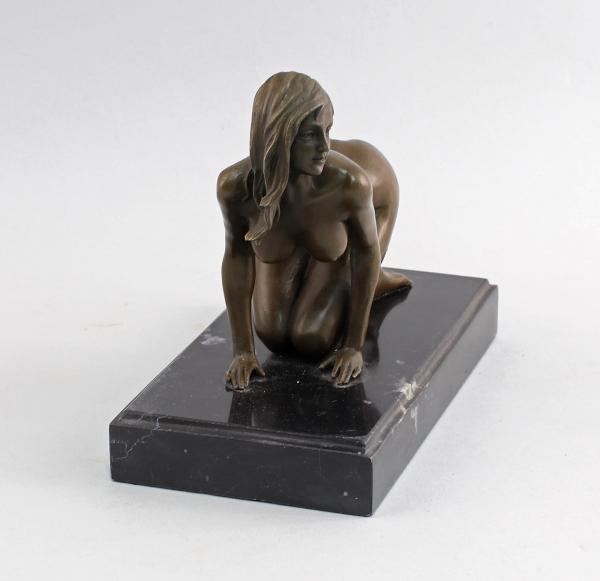Bronze Figur Nackte knieend