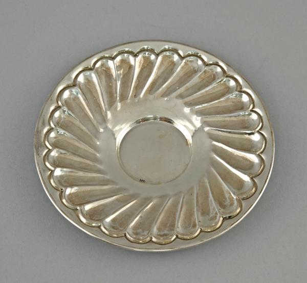 Silbernes Kännchen mit Teller