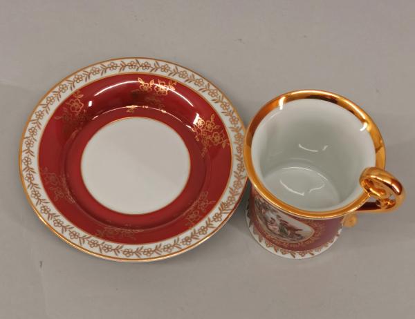Vitrinentasse Watteauszene rot