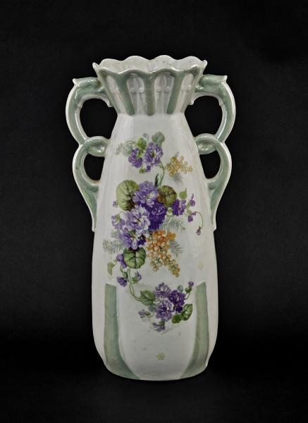 Vase mit Blumenbemalung