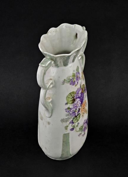 Vase mit Blumenbemalung