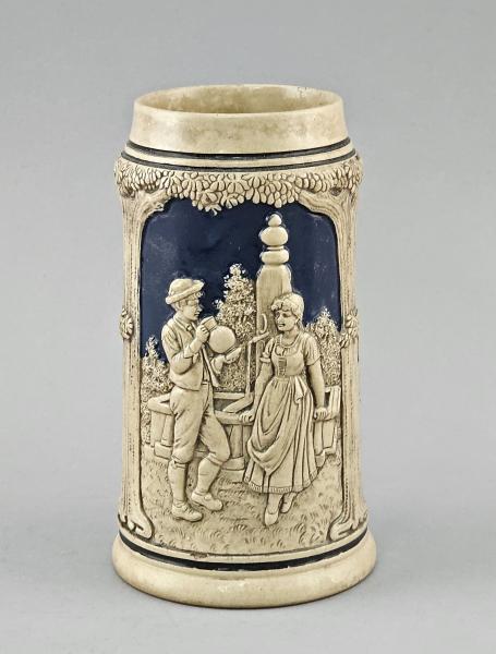 Relief-Bierkrug Liebeleiszene
