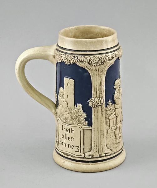 Relief-Bierkrug Liebeleiszene
