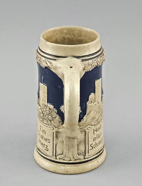Relief-Bierkrug Liebeleiszene