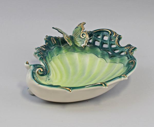 Muschelschale groß mit Schmetterling, grün