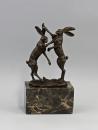 Nick, Bronze  Hasen im Zweikampf